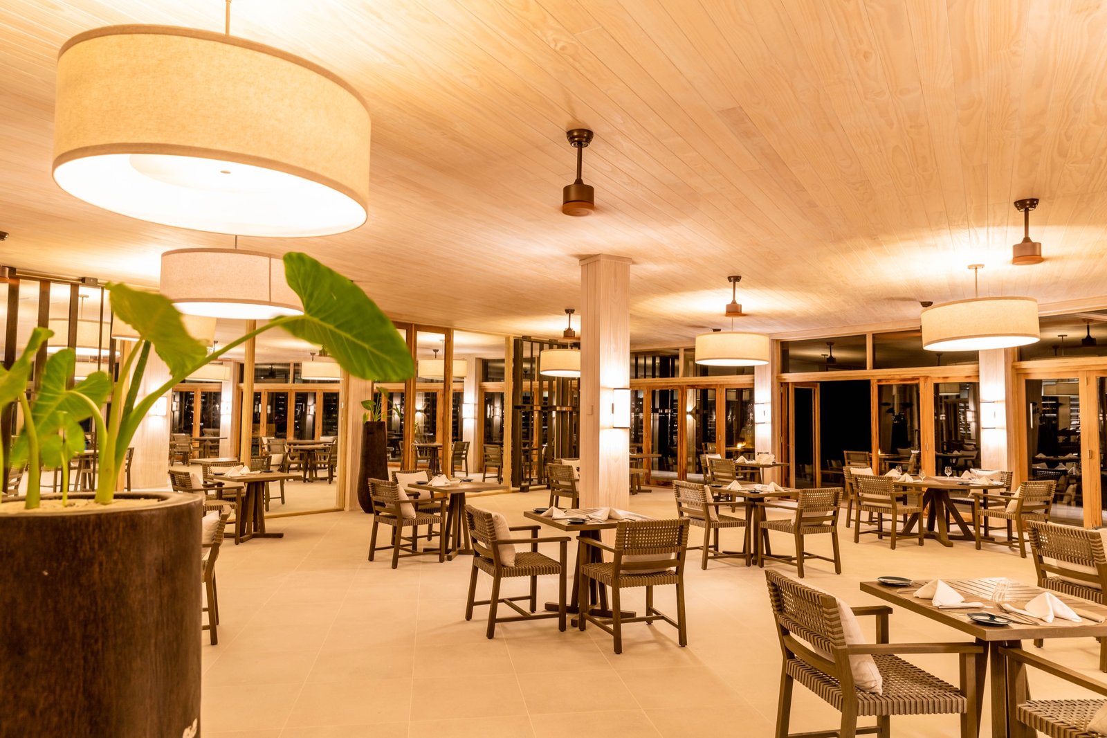 Noo Faru restaurant interior, Kagi Maldives Resort & Spa
