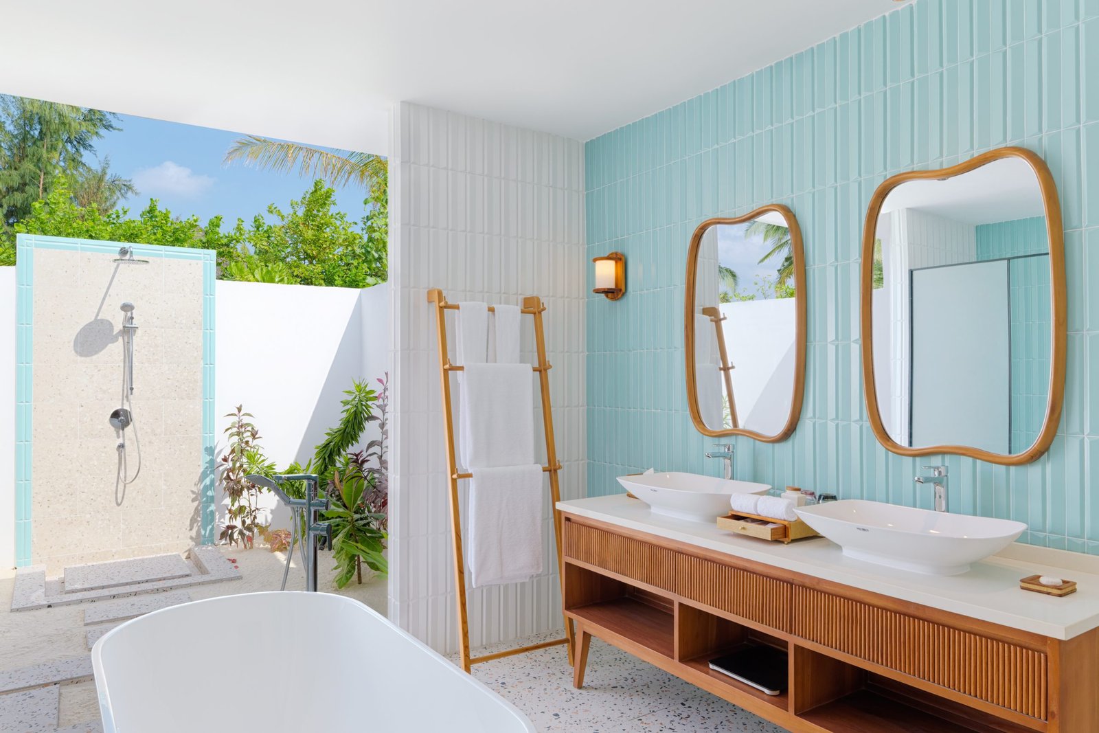 dusitd2-feydhoo-maldives-accommodation-beach-pool-villa-bathroom-outdoor-shower-scaled