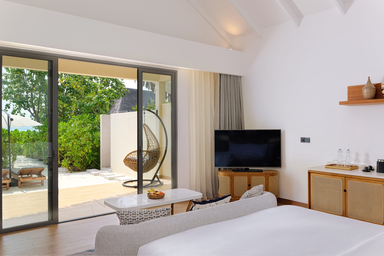 dusitd2-feydhoo-maldives-accommodation-beach-villa-bedroom-scaled