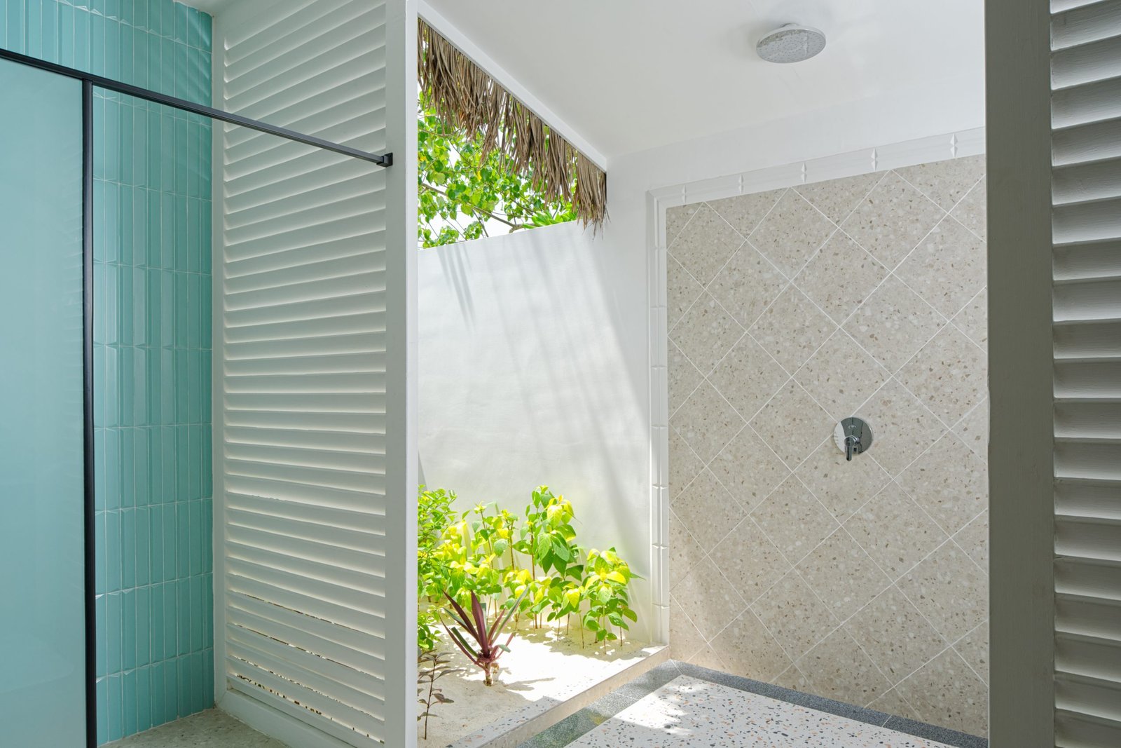 dusitd2-feydhoo-maldives-accommodation-beach-villa-outdoor-shower-bathroom-scaled