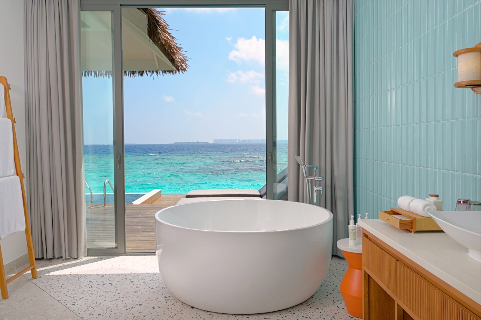 dusitd2-feydhoo-maldives-accommodation-overwater-pool-villa-bathroom-overlooking-ocean-scaled