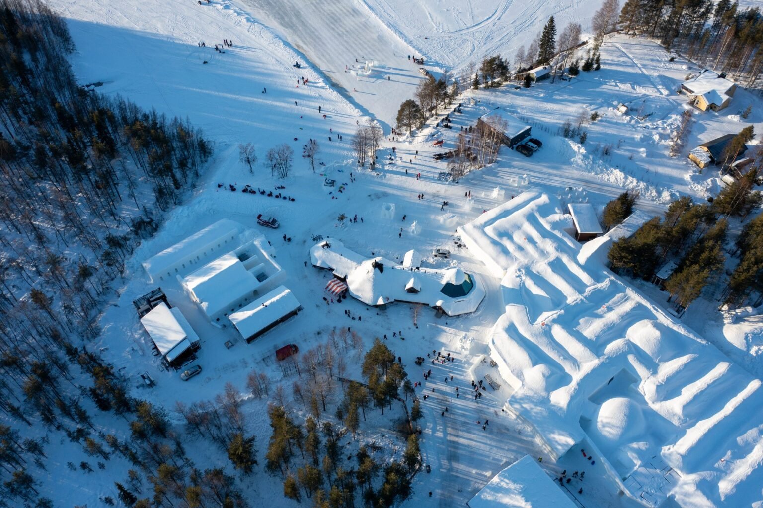 The snow hotel and glass igloos on the shore of lake Lehtojärvi — Arctic SnowHotel & Glass Igloos, Sinettä, Rovaniemi