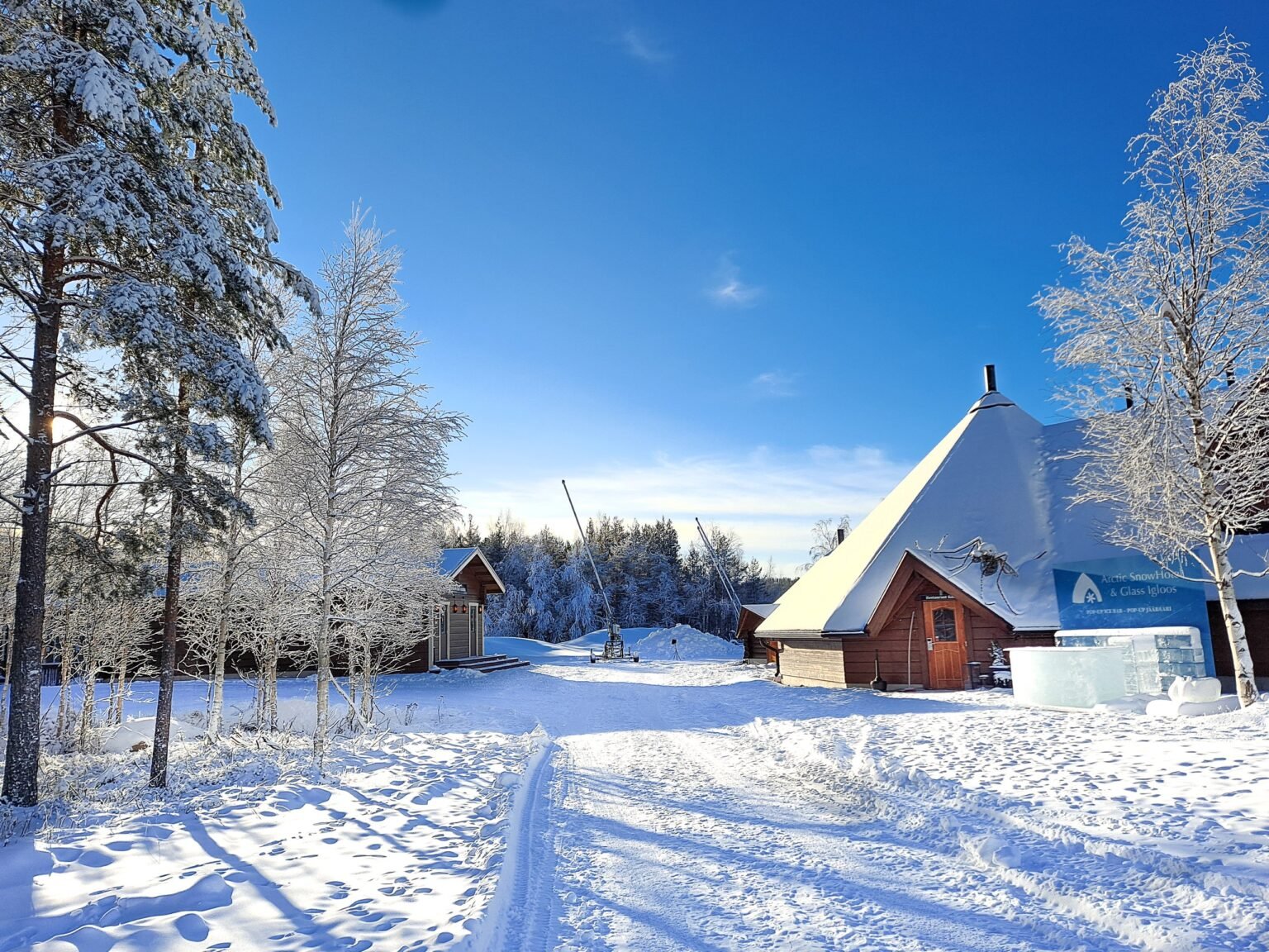 The snow hotel and glass igloos on the shore of lake Lehtojärvi — Arctic SnowHotel & Glass Igloos, Sinettä, Rovaniemi