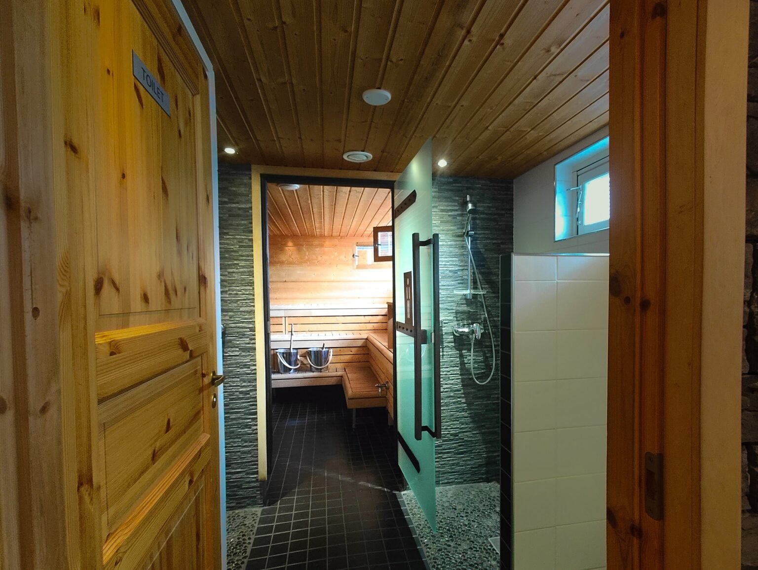The snow sauna and outdoor jacuzzi — Arctic SnowHotel & Glass Igloos, Sinettä, Rovaniemi