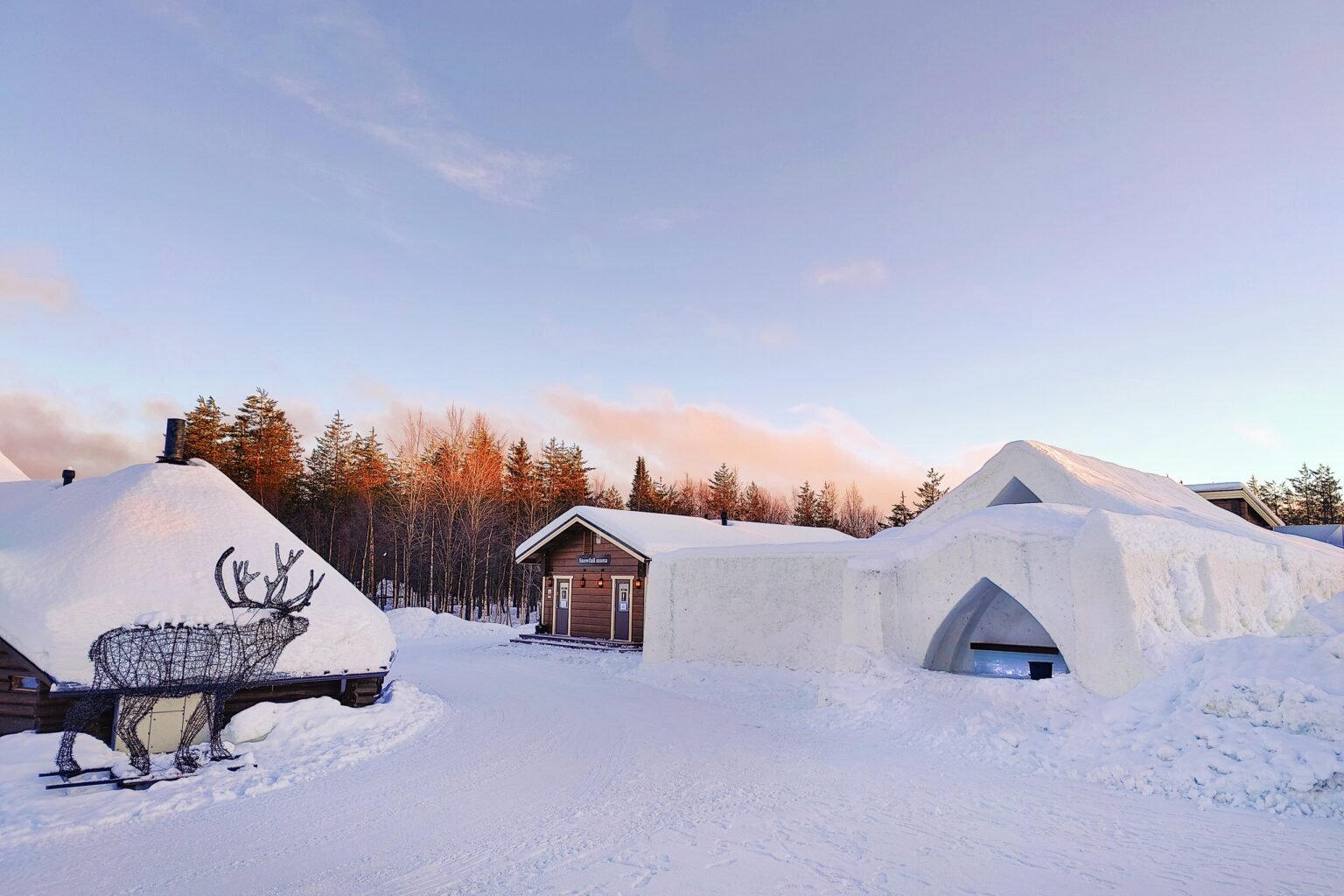 The snow sauna and outdoor jacuzzi — Arctic SnowHotel & Glass Igloos, Sinettä, Rovaniemi