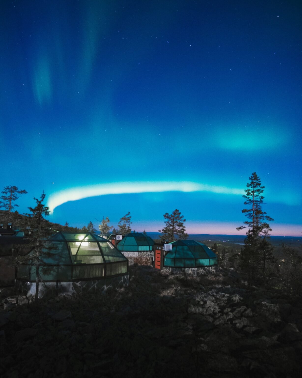 Northern lights photographed above the glass igloos — Levin Iglut – Golden Crown, Levi