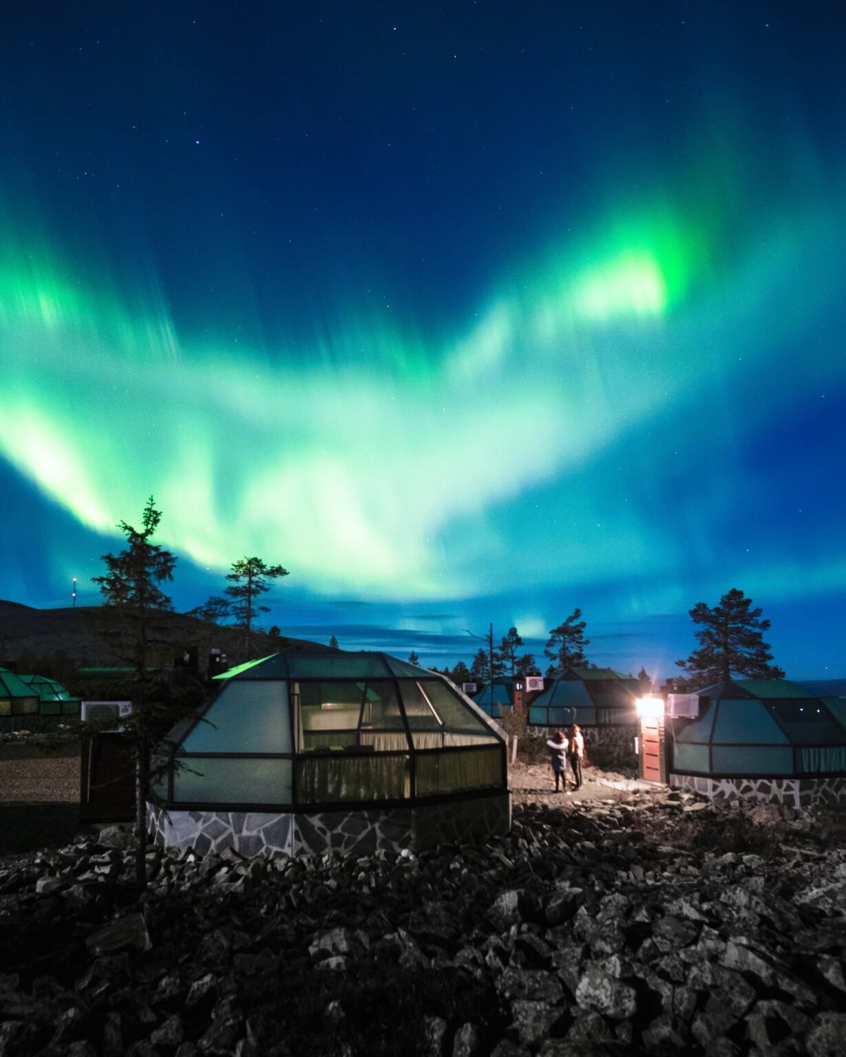 Northern lights photographed above the glass igloos — Levin Iglut – Golden Crown, Levi