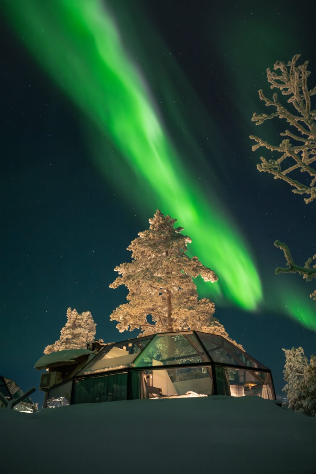 Northern lights photographed above the glass igloos — Levin Iglut – Golden Crown, Levi