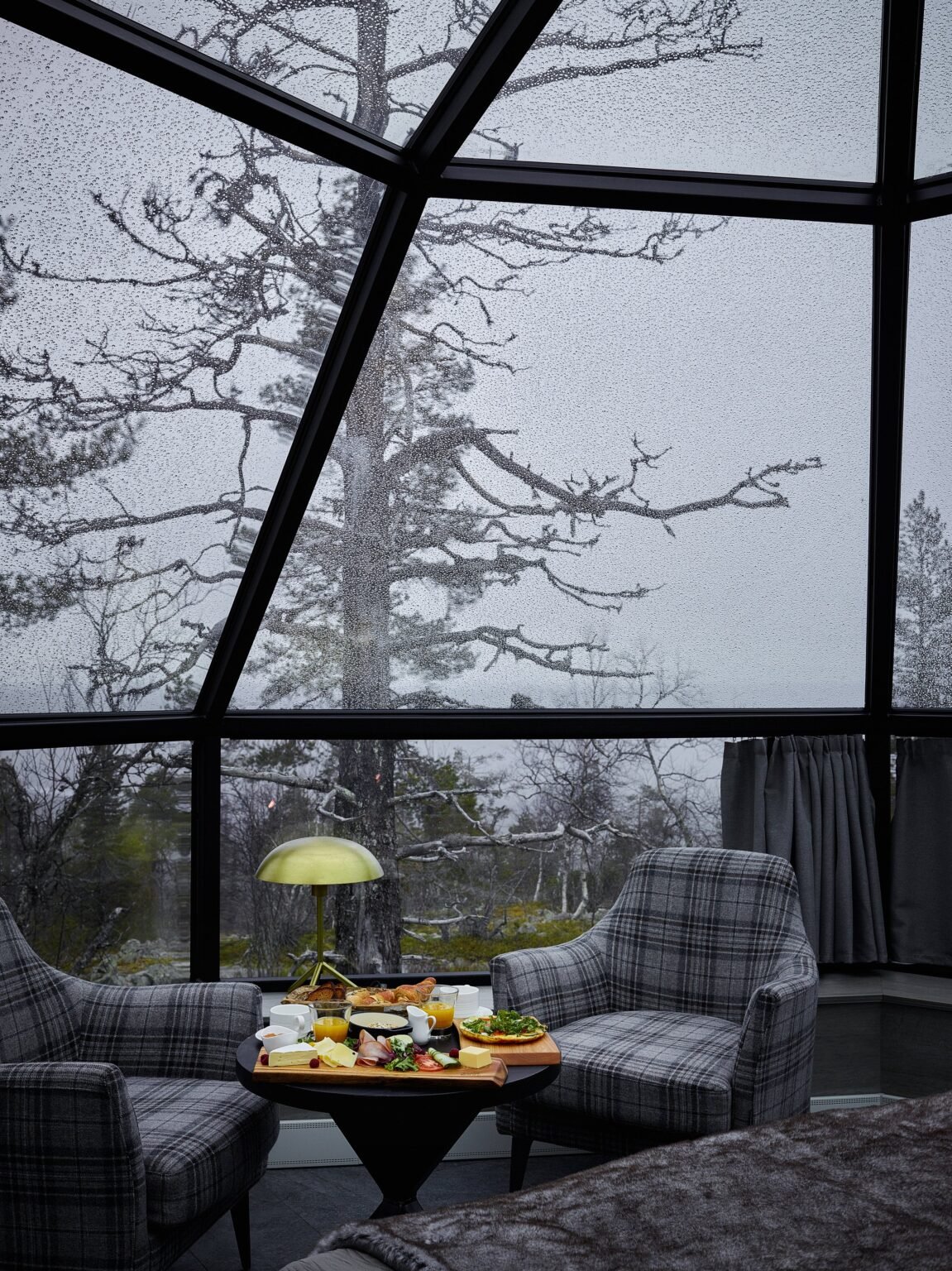 Inside a glass igloo in autumn — Levin Iglut – Golden Crown, Levi