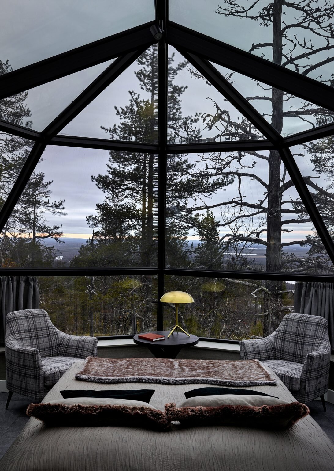 Inside a glass igloo in autumn — Levin Iglut – Golden Crown, Levi