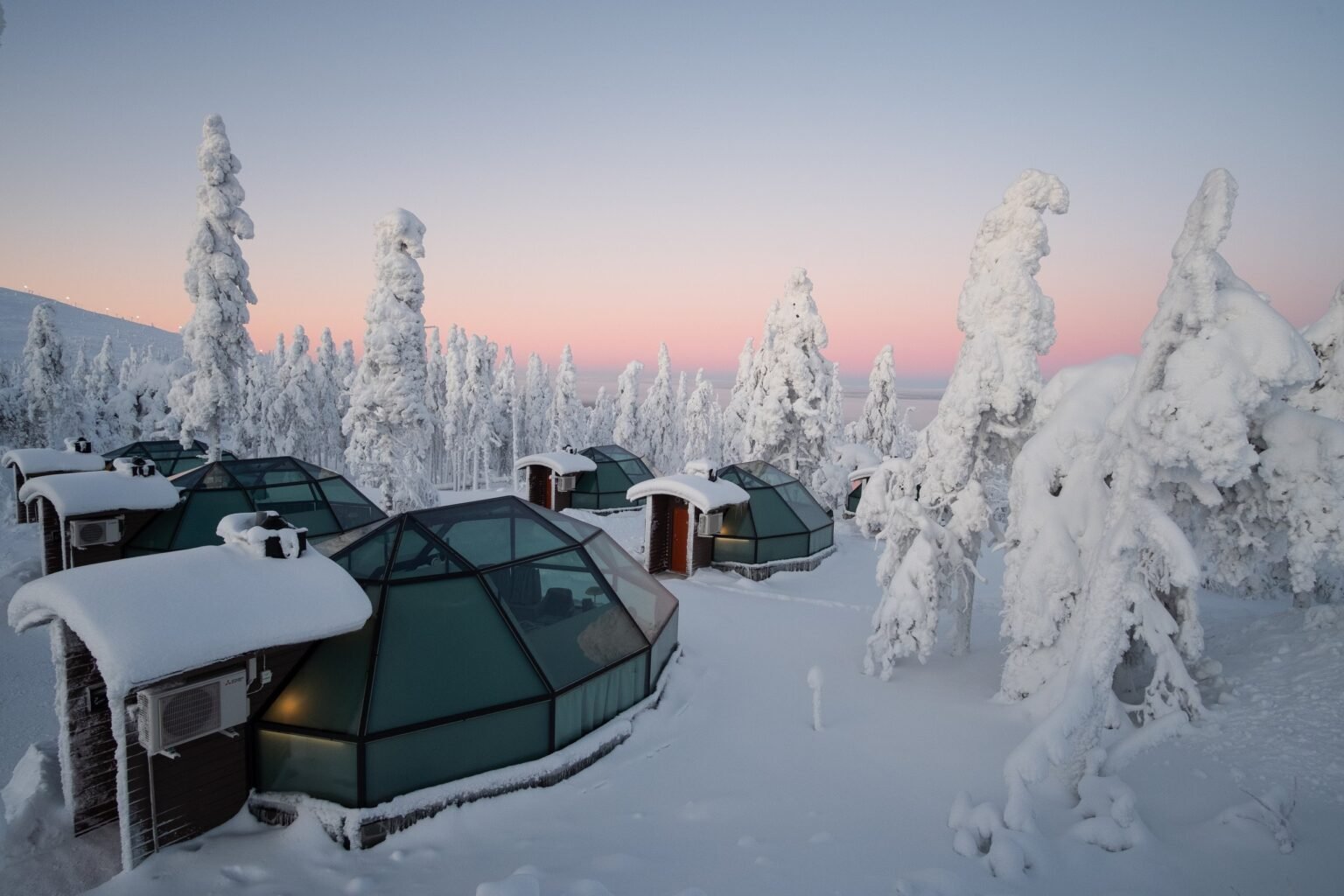 Glass igloo exterior in winter — Levin Iglut – Golden Crown, Levi