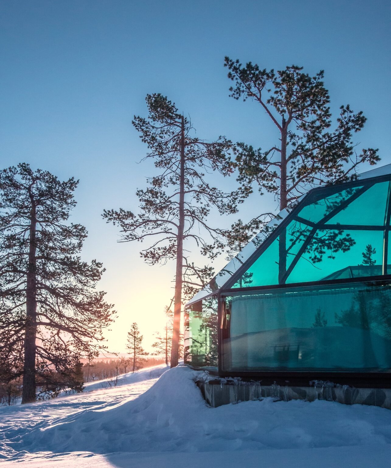 Glass igloo exterior in winter — Levin Iglut – Golden Crown, Levi