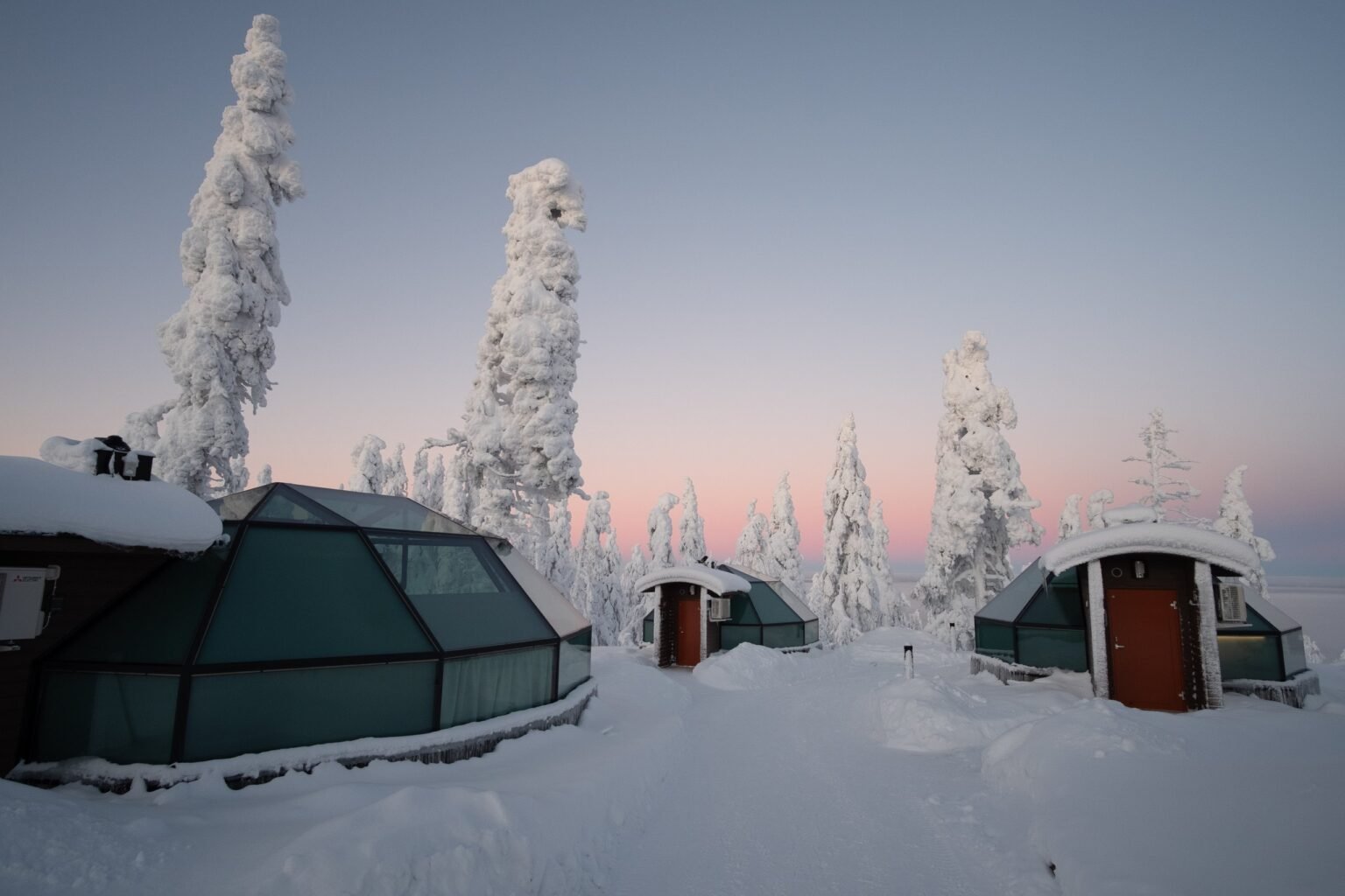 Glass igloo exterior in winter — Levin Iglut – Golden Crown, Levi