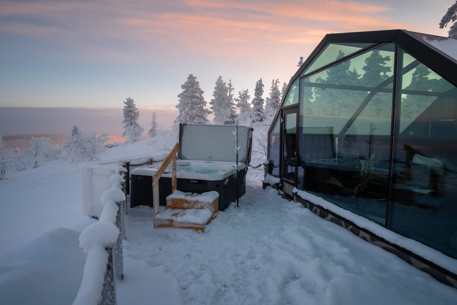 Glass igloo exterior in winter — Levin Iglut – Golden Crown, Levi
