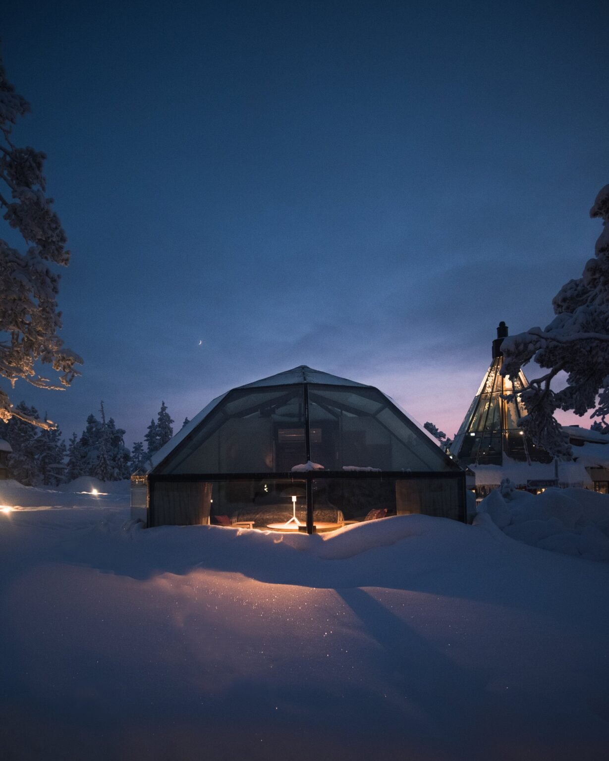Glass igloo exterior in winter — Levin Iglut – Golden Crown, Levi