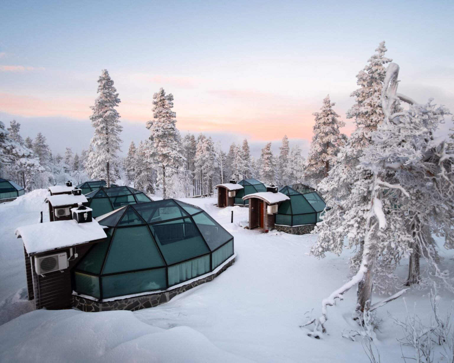 Glass igloo exterior in winter — Levin Iglut – Golden Crown, Levi