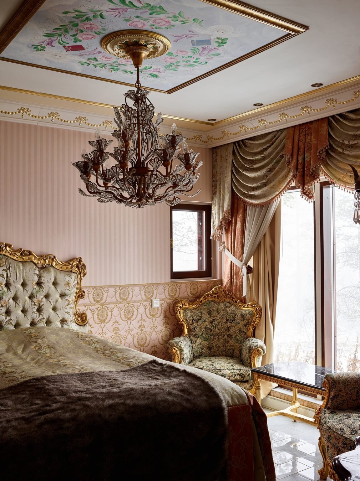 The Northern Lights House, built partly underground — Levin Iglut – Golden Crown, Levi
