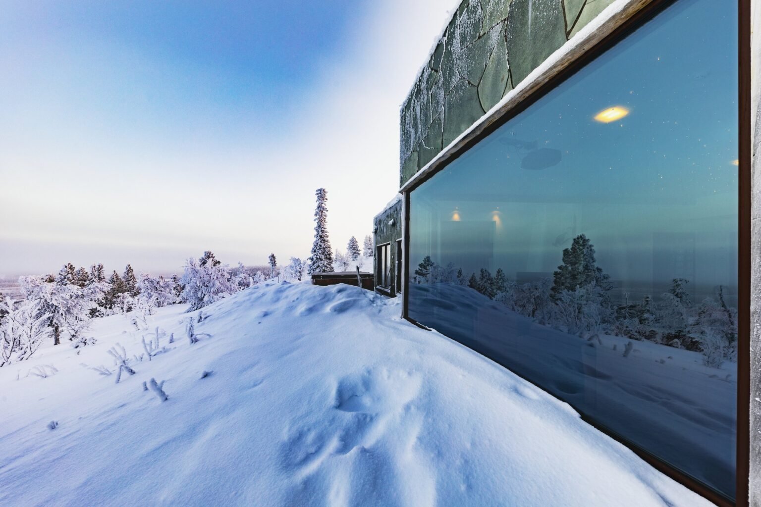 The Northern Lights House, built partly underground — Levin Iglut – Golden Crown, Levi