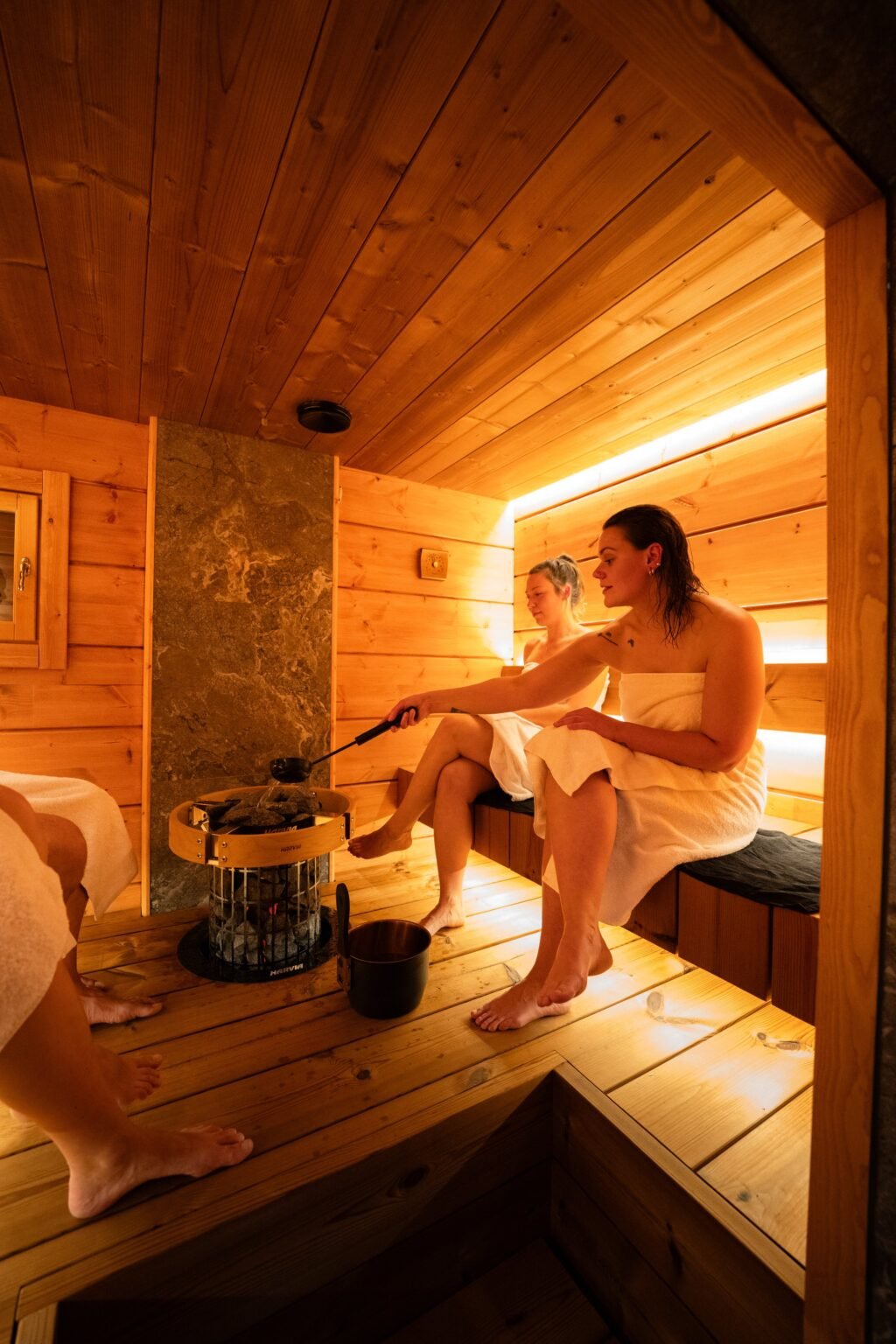 The separate private sauna and outdoor jacuzzi — Levin Iglut – Golden Crown, Levi