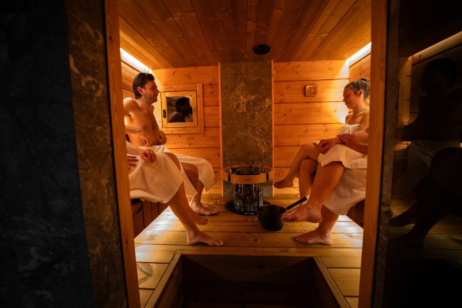 The separate private sauna and outdoor jacuzzi — Levin Iglut – Golden Crown, Levi