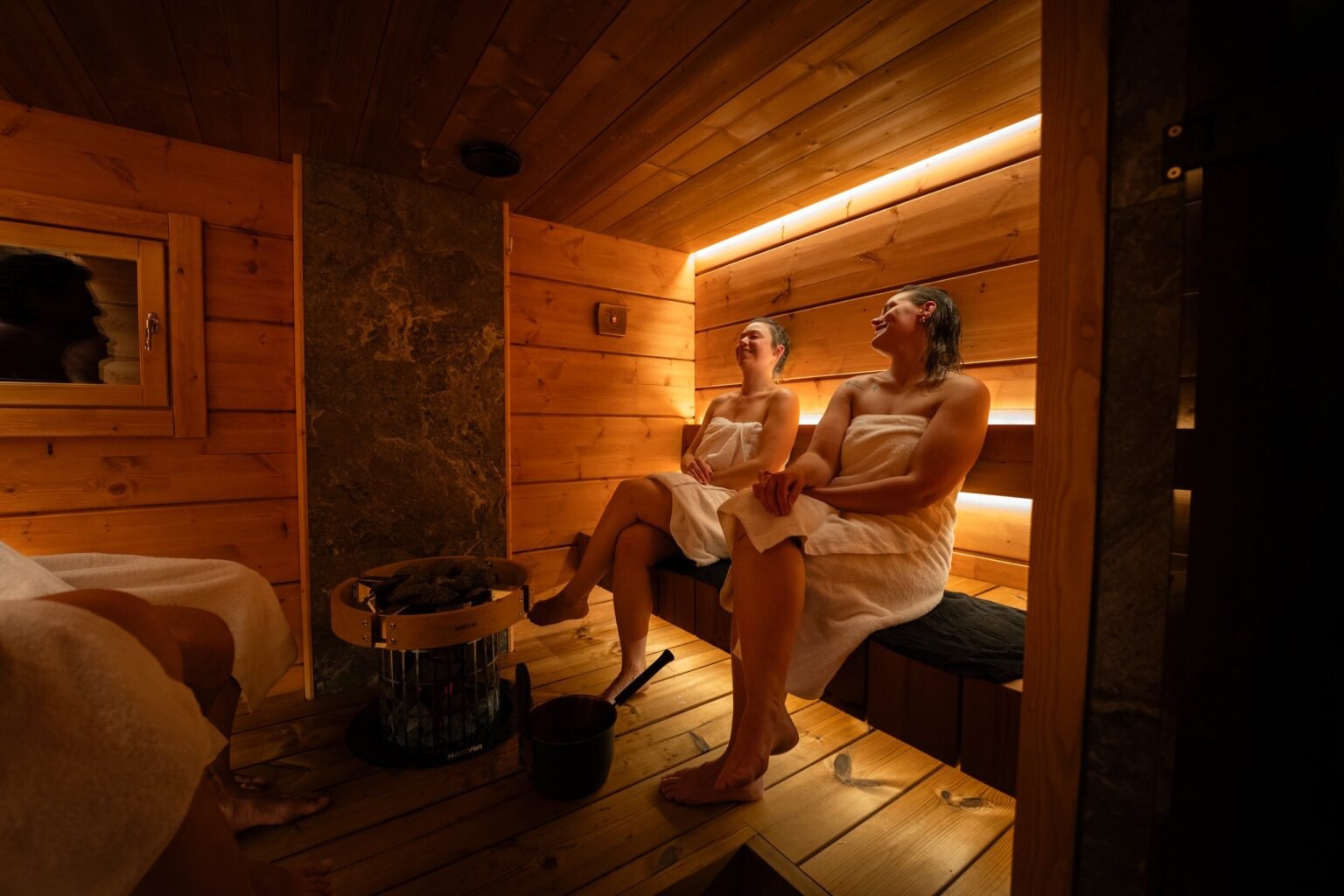 The separate private sauna and outdoor jacuzzi — Levin Iglut – Golden Crown, Levi
